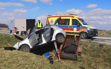 Wypadek w Niedzieliskach. Trzy osoby trafiły do szpitala, ruch wahadłowy na DW 768