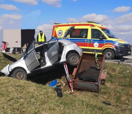Wypadek w Niedzieliskach. Trzy osoby trafiły do szpitala, ruch wahadłowy na DW 768