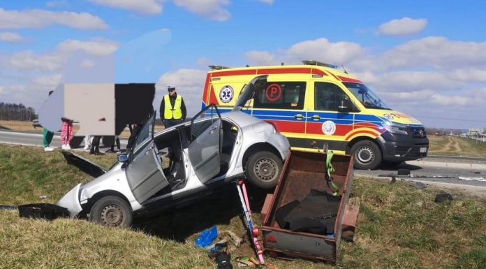 Wypadek w Niedzieliskach. Trzy osoby trafiły do szpitala, ruch wahadłowy na DW 768