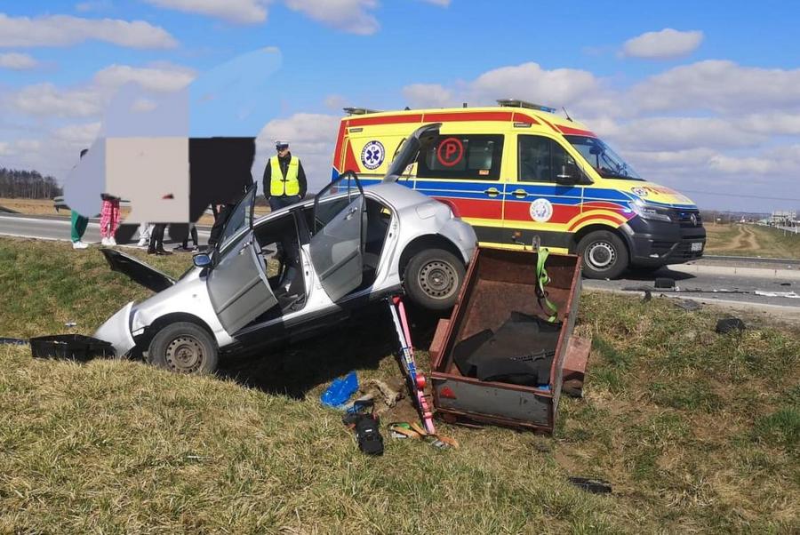 Wypadek w Niedzieliskach. Trzy osoby trafiły do szpitala, ruch wahadłowy na DW 768