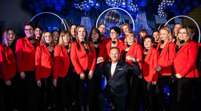 Blisko 500 pań na Gminnym Dniu Kobiet w Łapczycy. Gwiazdą wieczoru Cezary Pazura – ZDJĘCIA