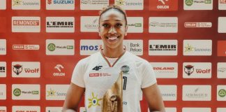 Sydney Taylor ze statuetką MVP sezonu zasadniczego OBLK