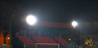 Jasno na Parkowej! Stadion w Bochni wreszcie z oświetleniem – ZDJĘCIA