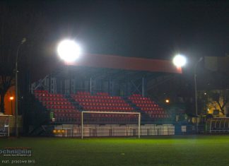 Jasno na Parkowej! Stadion w Bochni wreszcie z oświetleniem – ZDJĘCIA