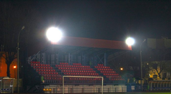 Jasno na Parkowej! Stadion w Bochni wreszcie z oświetleniem – ZDJĘCIA