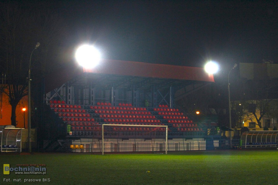 Jasno na Parkowej! Stadion w Bochni wreszcie z oświetleniem – ZDJĘCIA