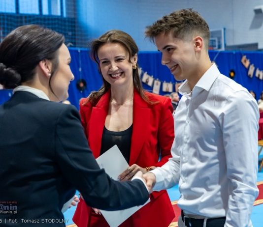 Bochnia. Listy gratulacyjne dla rodziców najlepszych uczniów ZS nr 1 – ZDJĘCIA