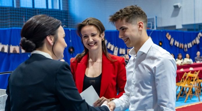 Bochnia. Listy gratulacyjne dla rodziców najlepszych uczniów ZS nr 1 – ZDJĘCIA