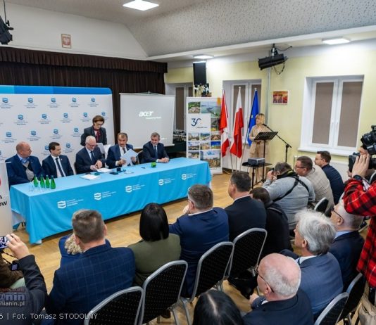 Podpisano umowę na rozbudowę wałów przeciwpowodziowych w Łapanowie – ZDJĘCIA