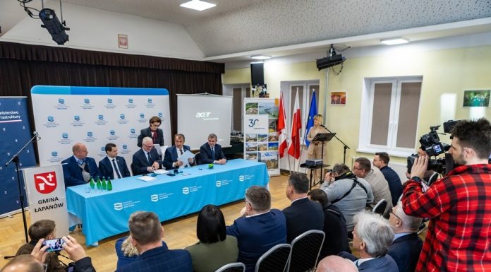 Podpisano umowę na rozbudowę wałów przeciwpowodziowych w Łapanowie – ZDJĘCIA