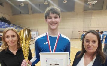 Piłka ręczna. MOSiR Bochnia z pucharem za mistrzostwo Małopolski młodzików