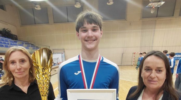 Piłka ręczna. MOSiR Bochnia z pucharem za mistrzostwo Małopolski młodzików