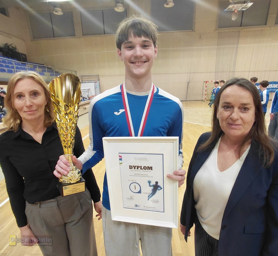 Młodzicy MOSiR Bochnia odebrali trofeum za tytuł mistrzowski w Małopolsce