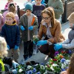 Burmistrz z przedszkolakami sadziła kwiaty na Rynku – ZDJĘCIA