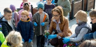 Burmistrz z przedszkolakami sadziła kwiaty na Rynku – ZDJĘCIA