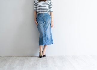 🔸 Spódnica jeansowa w stylizacjach: 10 gotowych zestawów