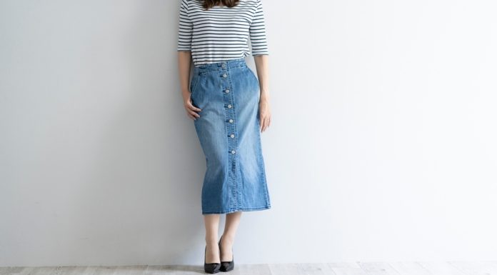 🔸 Spódnica jeansowa w stylizacjach: 10 gotowych zestawów