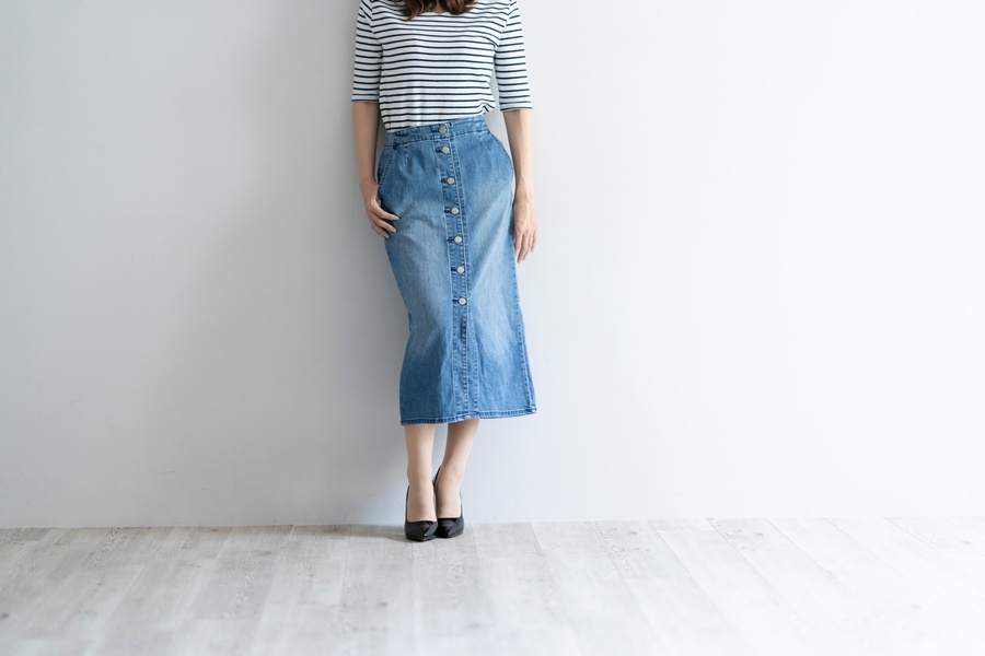 🔸 Spódnica jeansowa w stylizacjach: 10 gotowych zestawów