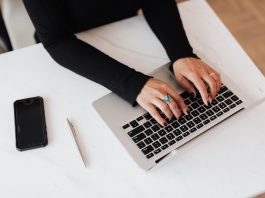 🔸 Gwarancja krakowskich pensji bez przeprowadzki. Kto w regionie najmocniej stawia na elastyczną pracę zdalną?