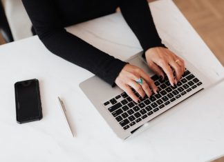 🔸 Gwarancja krakowskich pensji bez przeprowadzki. Kto w regionie najmocniej stawia na elastyczną pracę zdalną?