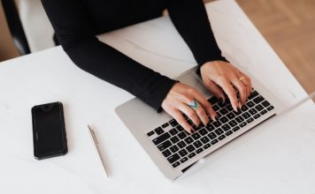 🔸 Gwarancja krakowskich pensji bez przeprowadzki. Kto w regionie najmocniej stawia na elastyczną pracę zdalną?
