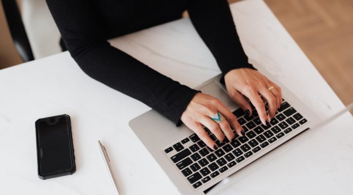 🔸 Gwarancja krakowskich pensji bez przeprowadzki. Kto w regionie najmocniej stawia na elastyczną pracę zdalną?