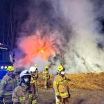 Duży pożar w Borku. Przez całą noc z ogniem walczyło ponad 50 strażaków – ZDJĘCIA