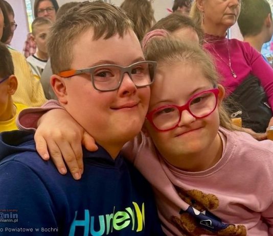 Kolorowe skarpetki, wielkie serca. Wyjątkowa akcja w SOSW – WIDEO