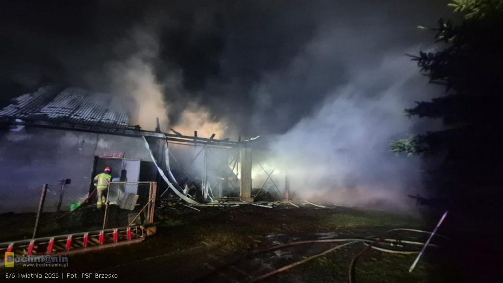 Pożar budynku gospodarczego w Porąbce Iwkowskiej. Akcję gaśniczą utrudniał wiatr