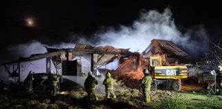 Pożar budynku gospodarczego w Porąbce Iwkowskiej. Akcję gaśniczą utrudniał wiatr