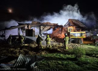 Pożar budynku gospodarczego w Porąbce Iwkowskiej. Akcję gaśniczą utrudniał wiatr