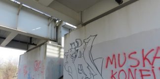Bochnia. Wandale musieli usunąć swoje graffiti z wiaduktu kolejowego