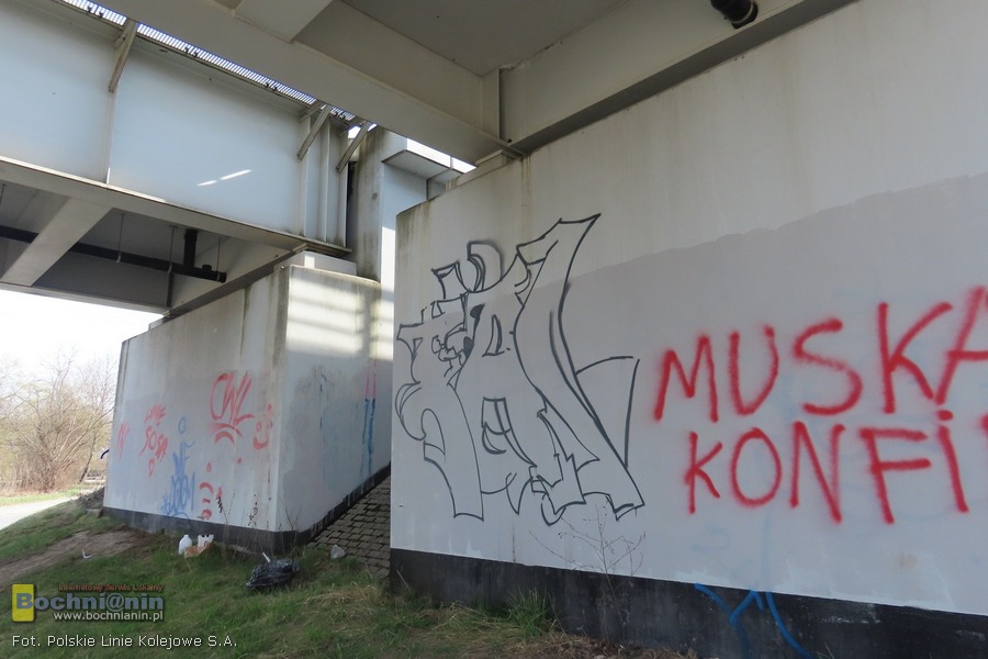 Bochnia. Wandale musieli usunąć swoje graffiti z wiaduktu kolejowego