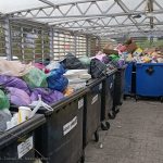 Os. Niepodległości: Nieodebrane odpady zalegają w altanach śmietnikowych