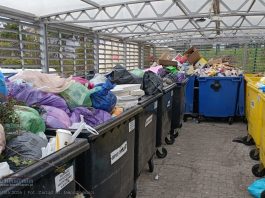 Os. Niepodległości: Nieodebrane odpady zalegają w altanach śmietnikowych