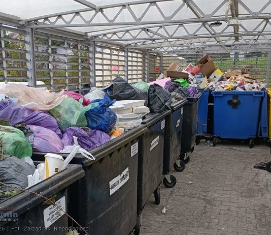 Os. Niepodległości: Nieodebrane odpady zalegają w altanach śmietnikowych
