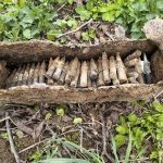 Gdów. Skrzynka z amunicją z czasów II wojny światowej znaleziona w sadzie