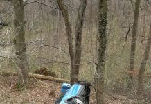 Groźne zdarzenie na ul. Strzeleckiej w Bochni. Auto spadło ze skarpy