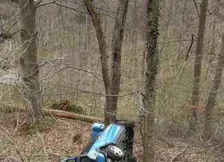 Groźne zdarzenie na ul. Strzeleckiej w Bochni. Auto spadło ze skarpy