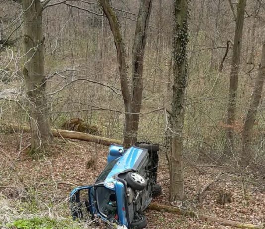 Groźne zdarzenie na ul. Strzeleckiej w Bochni. Auto spadło ze skarpy