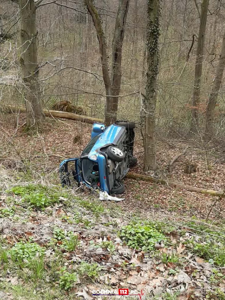 Groźne zdarzenie na ul. Strzeleckiej w Bochni. Auto spadło ze skarpy
