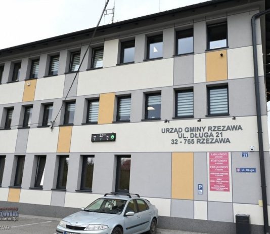 Rzezawa. Miernik jakości powietrza na Urzędzie Gminy