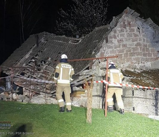 Wybuch butli gazowej w Jadownikach. Budynek częściowo zawalony