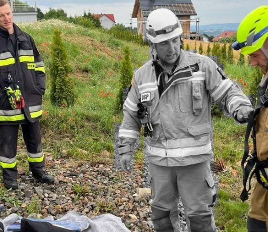 Tłumy na pogrzebie strażaka z OSP Trąbki. Bogdan Ulman pośmiertnie odznaczony, trwa zbiórka dla rodziny