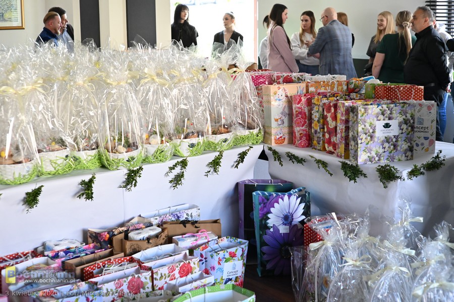 Wielkanocny koszyk w Bochni. Świąteczna pomoc trafiła do potrzebujących mieszkańców – ZDJĘCIA