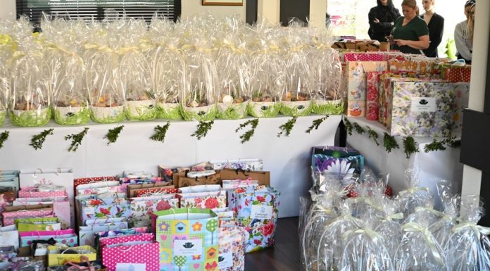 Wielkanocny koszyk w Bochni. Świąteczna pomoc trafiła do potrzebujących mieszkańców – ZDJĘCIA