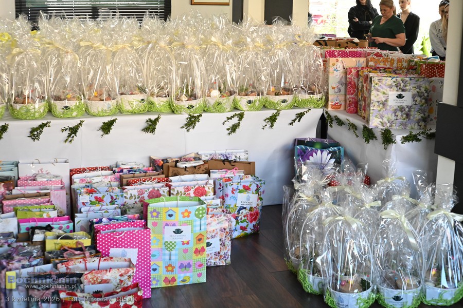 Wielkanocny koszyk w Bochni. Świąteczna pomoc trafiła do potrzebujących mieszkańców – ZDJĘCIA