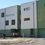 Bochnia. Radni z wizytą na osiedlu Niepodległości. Centrum usług społecznych w końcowej fazie budowy – ZDJĘCIA