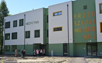 Bochnia. Radni z wizytą na osiedlu Niepodległości. Centrum usług społecznych w końcowej fazie budowy – ZDJĘCIA