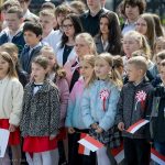 Wspólne śpiewanie hymnu na Rynku w Bochni. Radni dołączyli do wydarzenia – ZDJĘCIA